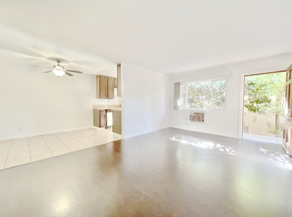 10860 Blix St in North Hollywood, CA - Building Photo