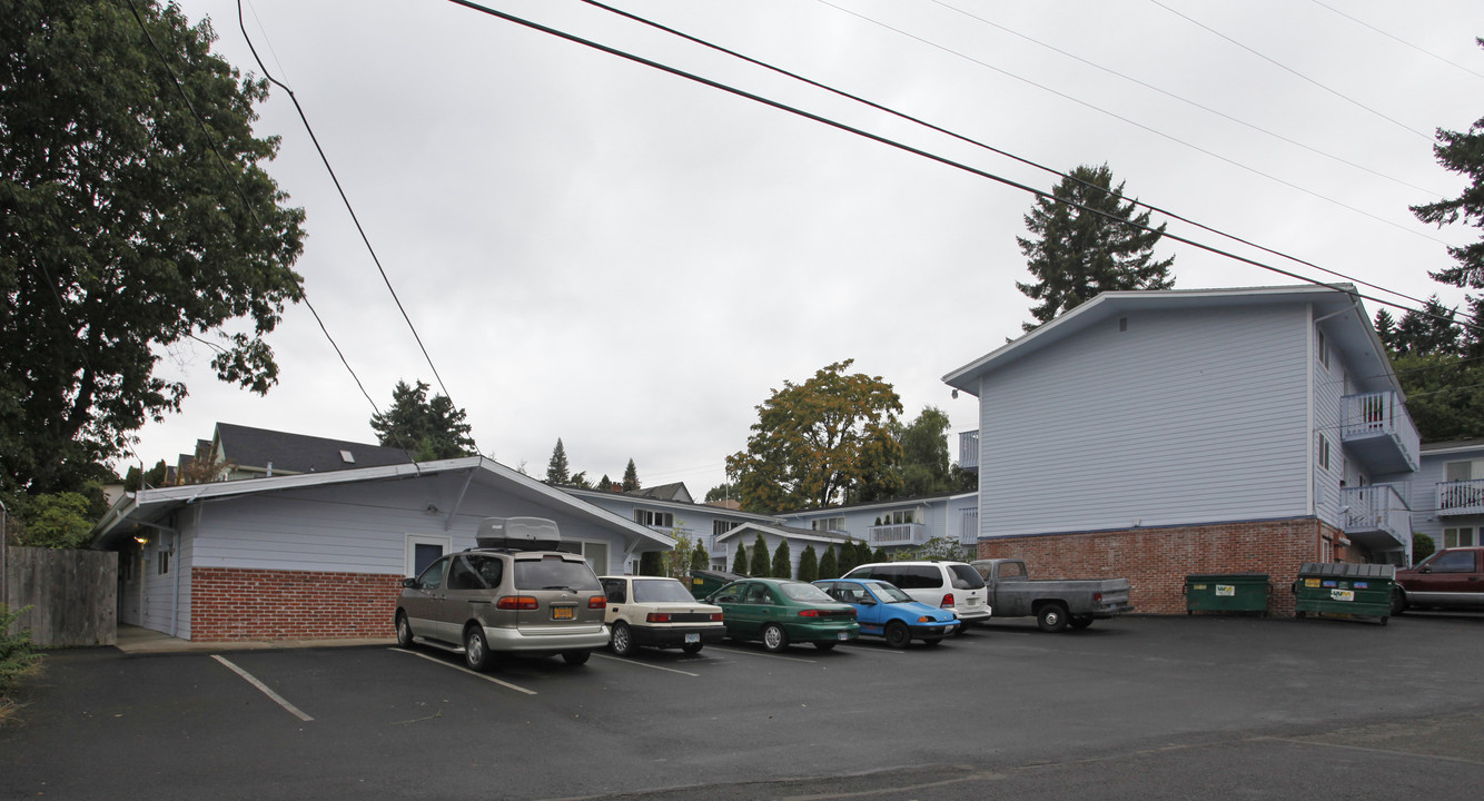 Dutch Village Apartments in Portland, OR - Building Photo