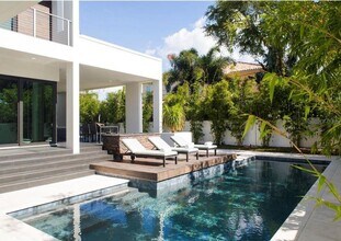 356 Bayview Dr NE in St. Petersburg, FL - Building Photo - Building Photo