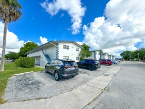 881 SW 74th Ave in North Lauderdale, FL - Building Photo - Building Photo