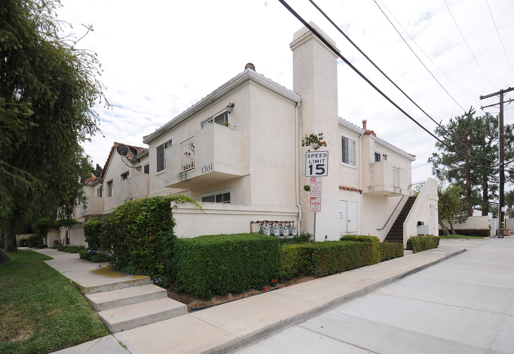 1301 Baker St in Costa Mesa, CA - Foto de edificio