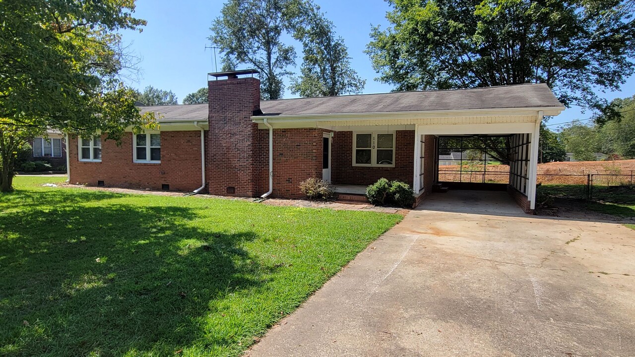 110 Ellen St in Marietta, SC - Foto de edificio