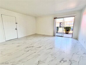 5161 River Glen Dr in Las Vegas, NV - Building Photo - Building Photo