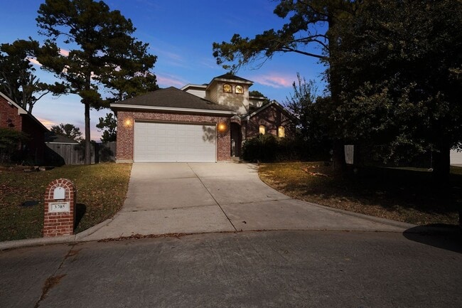 3705 Whisper Walk in Montgomery, TX - Foto de edificio - Building Photo