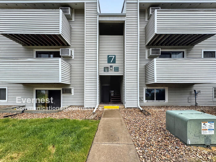 10150 E Virginia Ave in Denver, CO - Building Photo