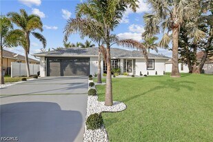 2423 Everest Pkwy in Cape Coral, FL - Building Photo