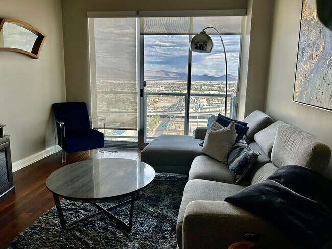 170 E Ogden Ave in Las Vegas, NV - Building Photo - Building Photo