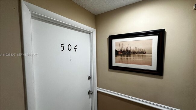 7825 NE Bayshore Ct in Miami, FL - Foto de edificio - Building Photo