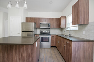 UNION SQUARE APARTMENTS in Edinburg, TX - Building Photo - Interior Photo