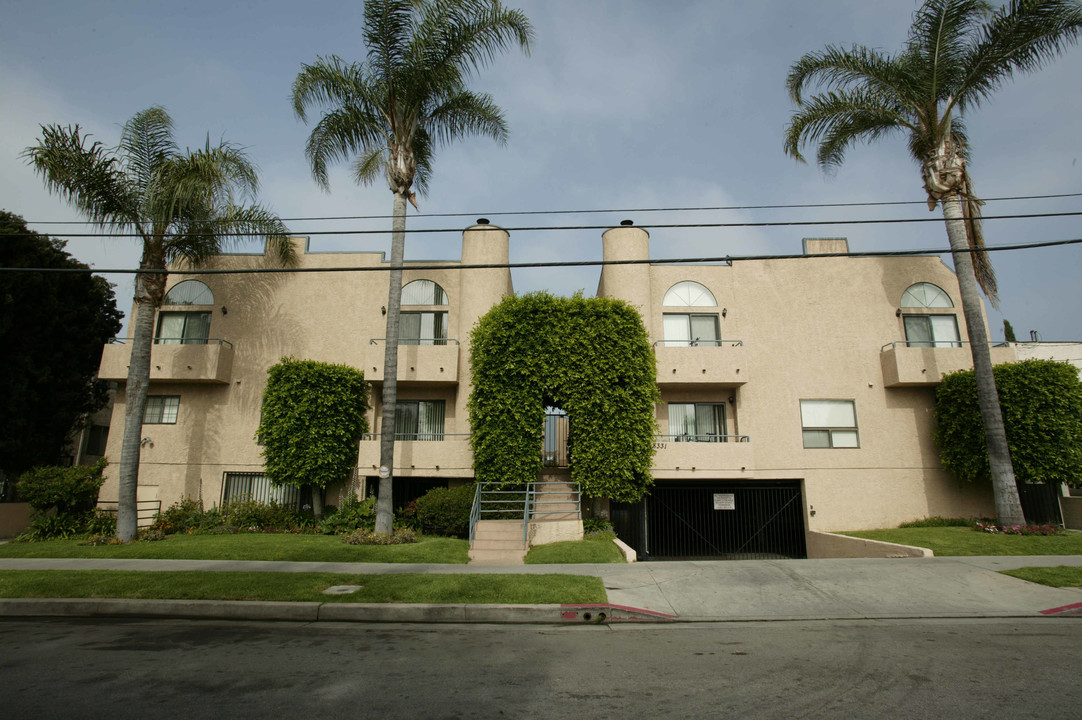 8331 Cedros Ave in Panorama City, CA - Building Photo