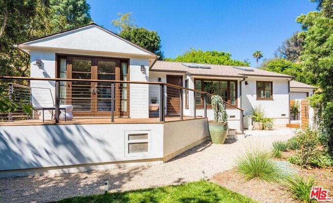3279 Ledgewood Dr in Los Angeles, CA - Building Photo - Building Photo