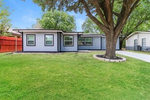 1708 Joyce St in Arlington, TX - Building Photo