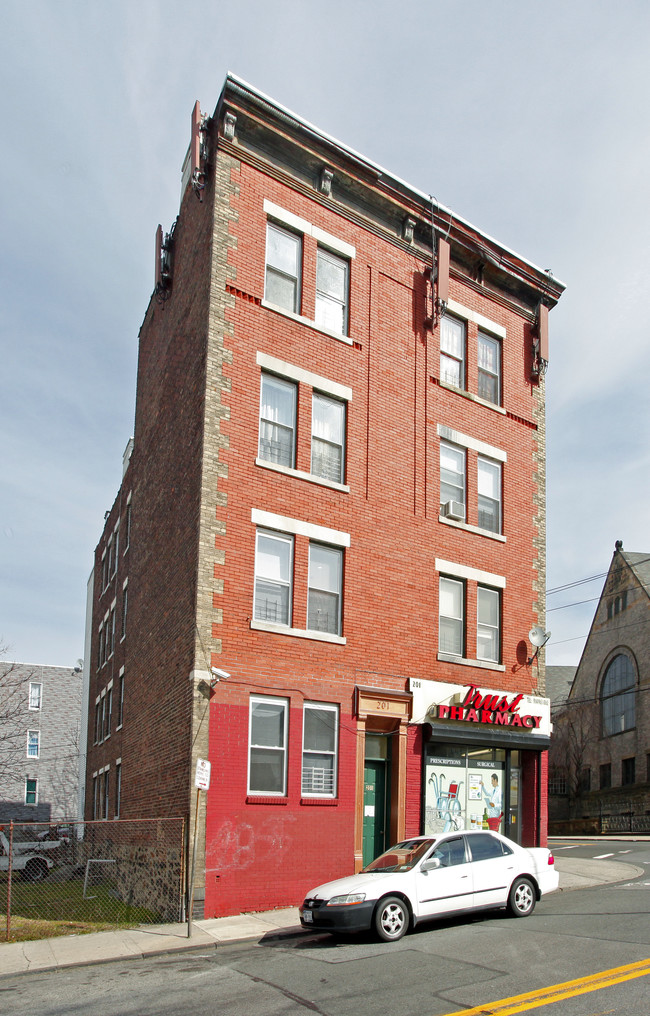 201 Elm St in Yonkers, NY - Building Photo - Building Photo