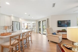 307 Harbour Oaks Dr in St. Simons Island, GA - Building Photo