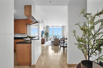 870 Brickell Bay Dr in Miami, FL - Building Photo - Building Photo