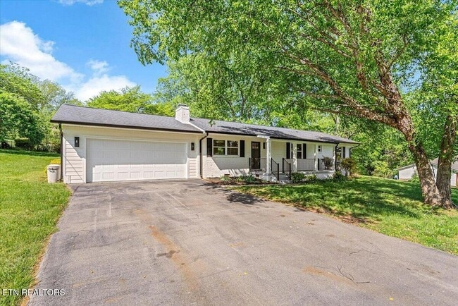 221 Medford Rd in Knoxville, TN - Foto de edificio - Building Photo