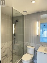 327 King St W in Toronto, ON - Building Photo - Building Photo