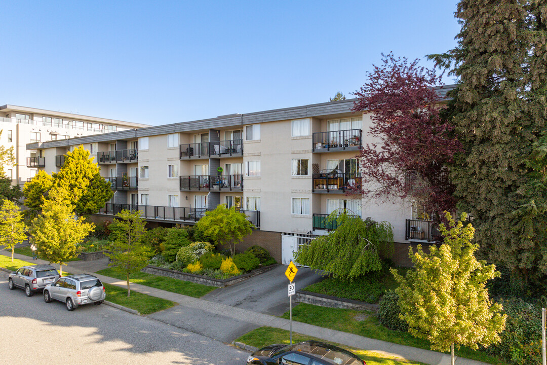 250 E 2ND St in North Vancouver, BC - Building Photo