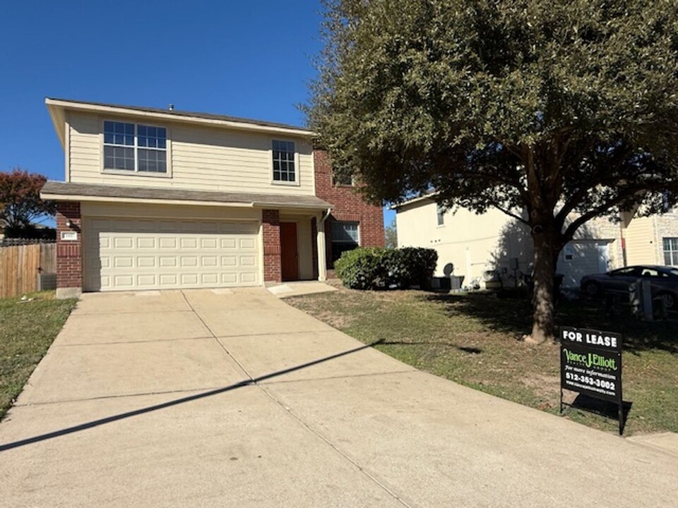 197 Peppergrass Cove in Kyle, TX - Foto de edificio