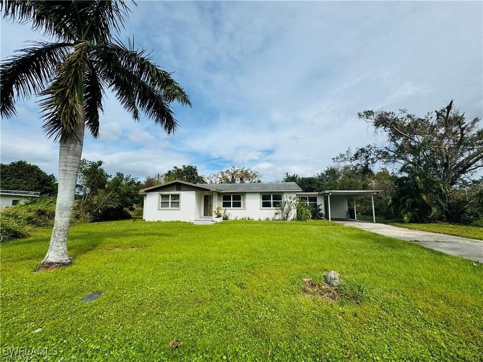 2029 Maravilla Cir in Ft. Myers, FL - Building Photo