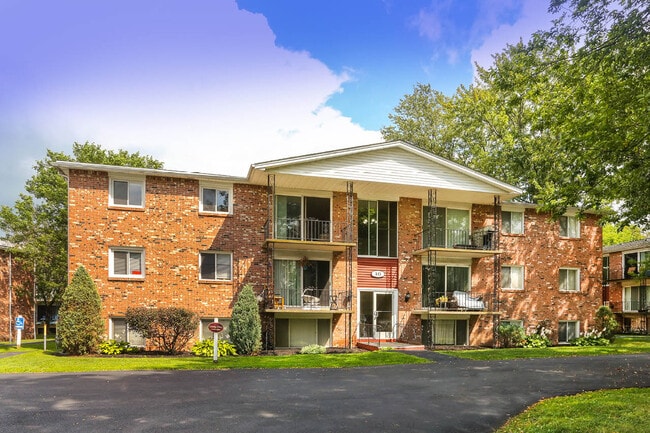 Village Center in Orchard Park, NY - Foto de edificio - Building Photo