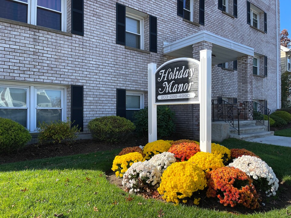 Holiday Manor in West Haven, CT - Foto de edificio