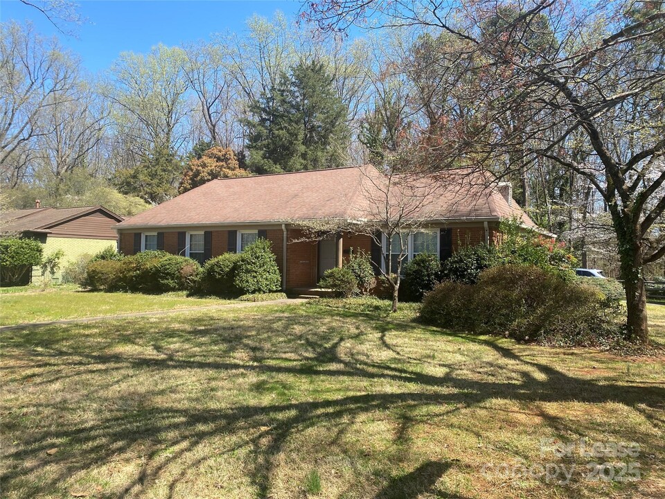 5255 Glenbrier Dr in Charlotte, NC - Building Photo