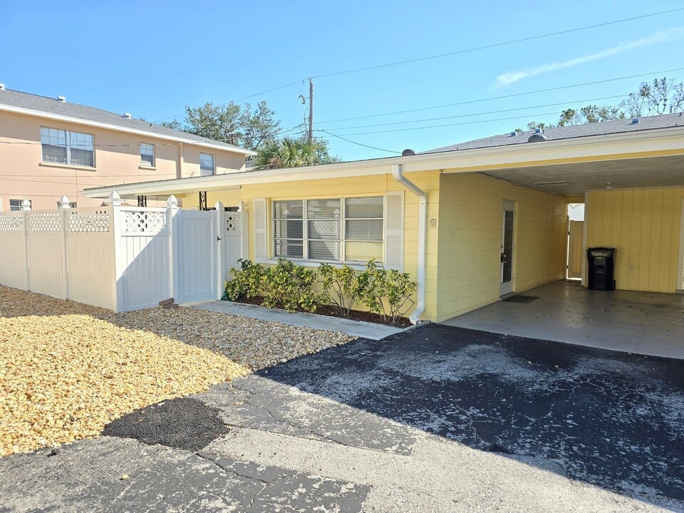 505 Manatee Ct in Venice, FL - Building Photo