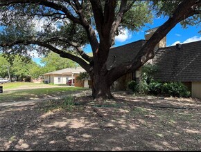 2214 Vanderbilt Ct in Denton, TX - Foto de edificio - Building Photo