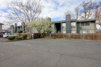 838 Bennett Ave in Medford, OR - Foto de edificio - Building Photo