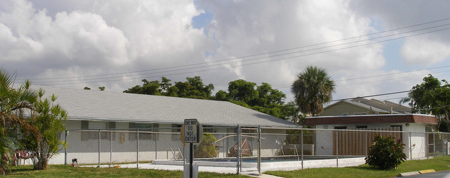 421 Banks Rd in Margate, FL - Building Photo - Building Photo