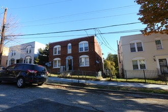 2824 Buena Vista Terrace SE in Washington, DC - Foto de edificio - Building Photo