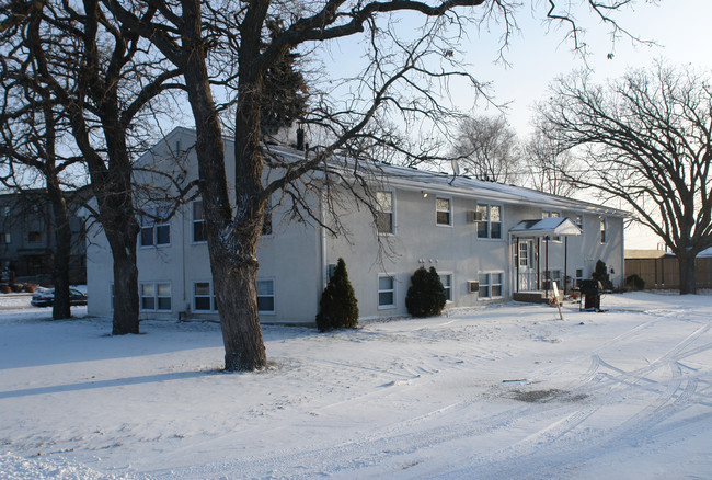 802 E River Rd in Anoka, MN - Foto de edificio - Building Photo