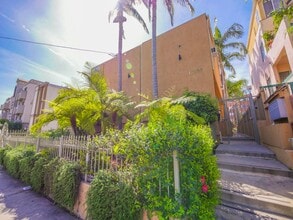 13952 Moorpark Ave in Sherman Oaks, CA - Building Photo - Building Photo