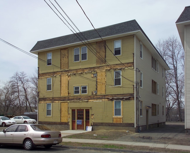 82 Rivers Ave in Chicopee, MA - Foto de edificio - Building Photo