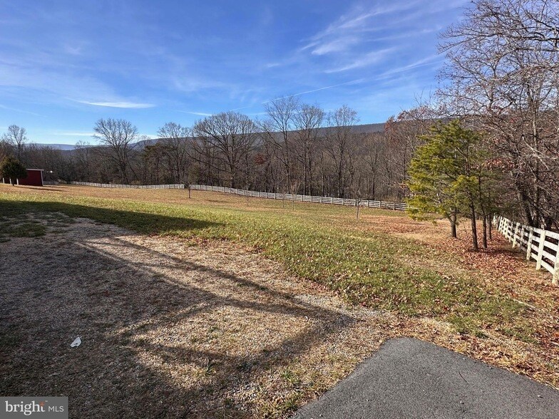 22 Silverhill Ln in Berkeley Springs, WV - Foto de edificio