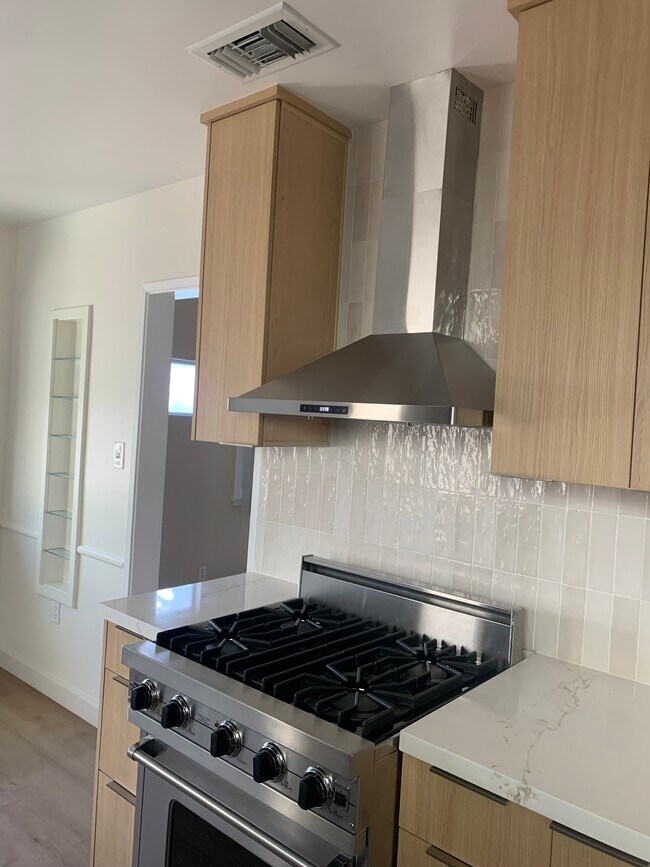 11677 1/2 Magnolia Blvd, Unit 11677 12 in North Hollywood, CA - Foto de edificio - Building Photo