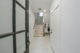 718 W Donovan St in Houston, TX - Foto de edificio - Building Photo