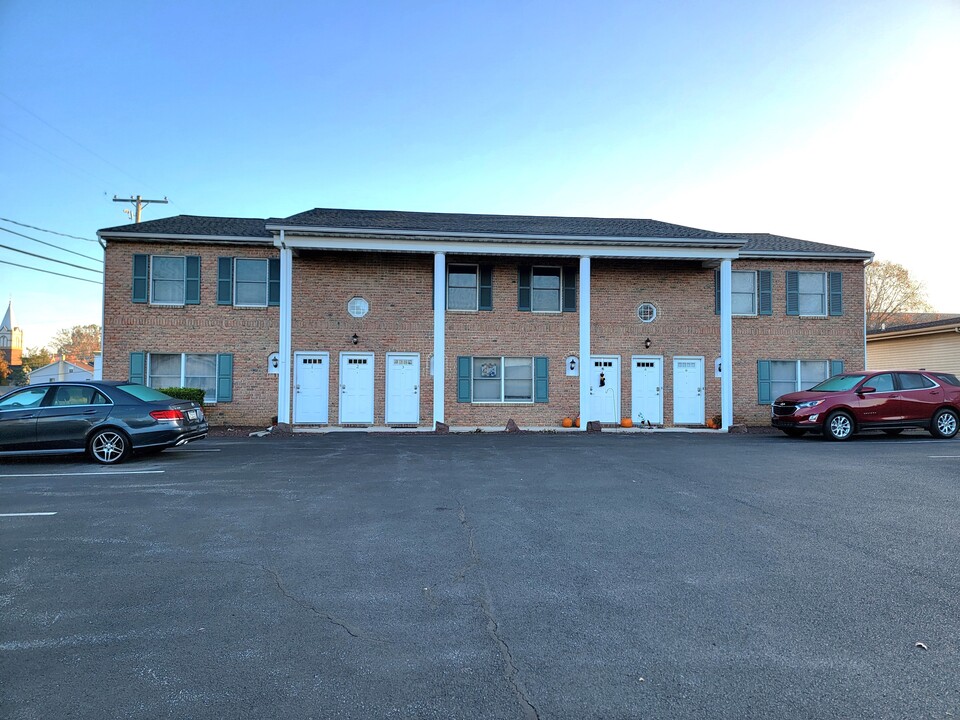 1317 Lincoln Heights Ave in Ephrata, PA - Building Photo