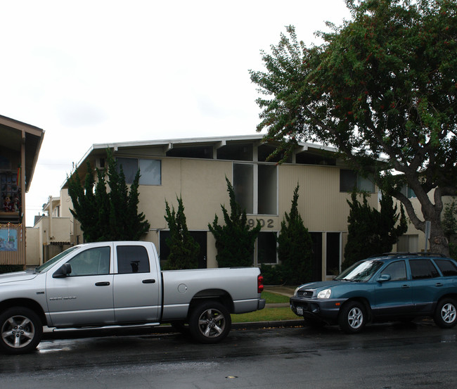 3902 Green Ave in Los Alamitos, CA - Foto de edificio - Building Photo