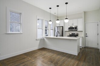 2137 N Maplewood Ave in Chicago, IL - Building Photo - Building Photo