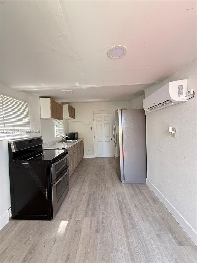 2460 NW 61st St in Miami, FL - Building Photo - Building Photo