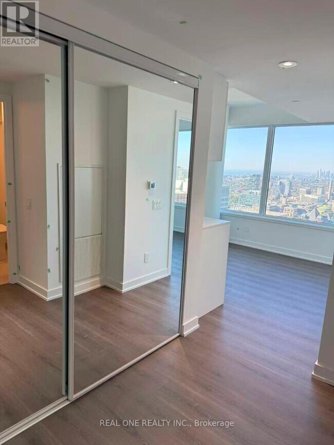 8 Wellesley St W in Toronto, ON - Building Photo - Building Photo