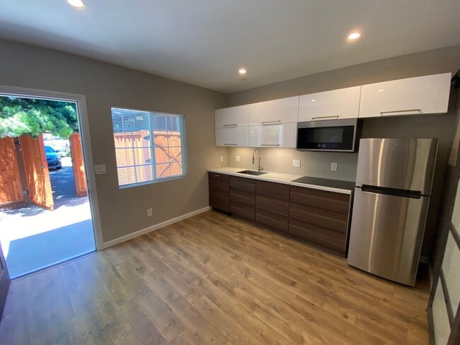 560 Warrington Ave in Redwood City, CA - Building Photo - Building Photo