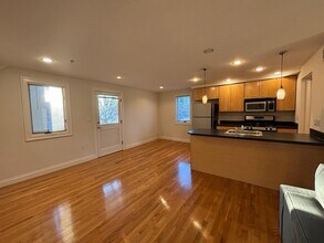 1110 Massachusetts Ave, Unit 3 in Cambridge, MA - Foto de edificio - Building Photo