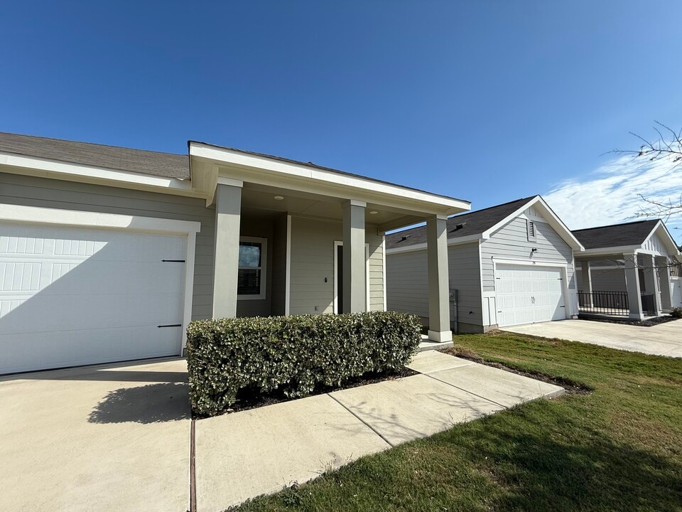1102 Treeta Trl in Kyle, TX - Building Photo