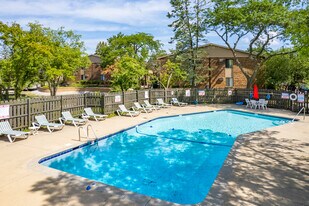 Arrowhead Apartments in Palatine, IL - Building Photo