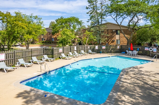 Arrowhead Apartments in Palatine, IL - Building Photo - Building Photo