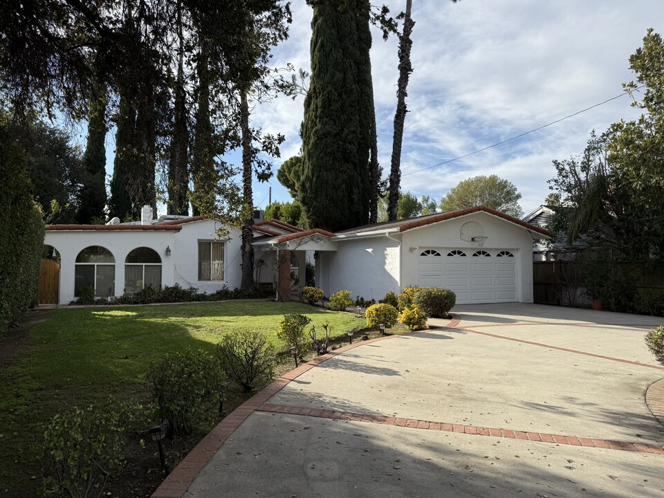 4939 Hayvenhurst Ave in Los Angeles, CA - Building Photo