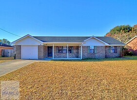 915 Churchfield Dr in Hinesville, GA - Building Photo